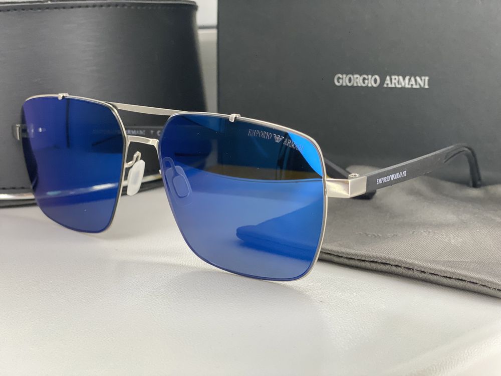 Солнцезащитные очки Armani.