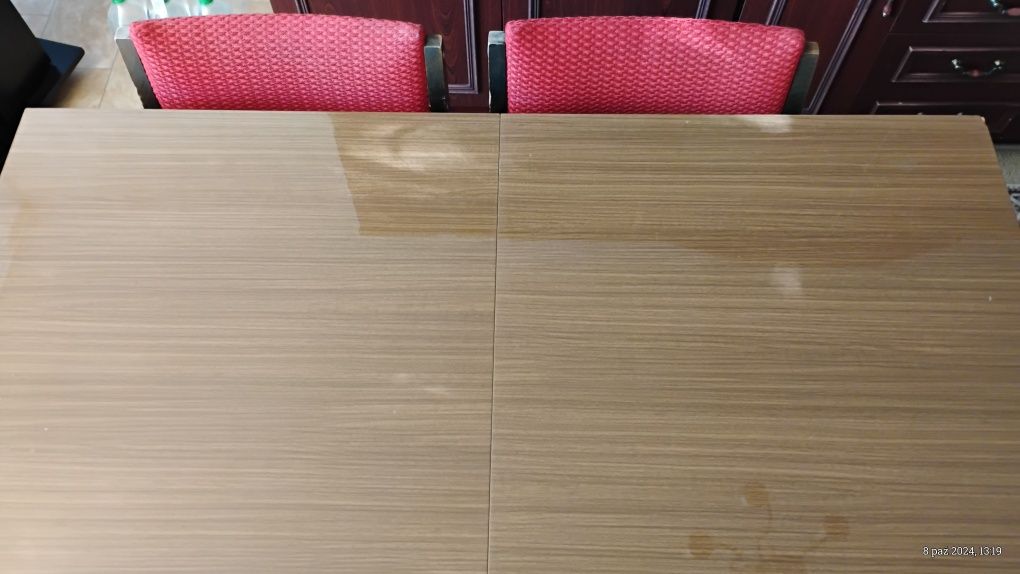 Stół i pięć krzeseł