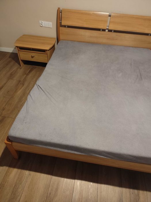 Łóżko do sypialni z szawkami