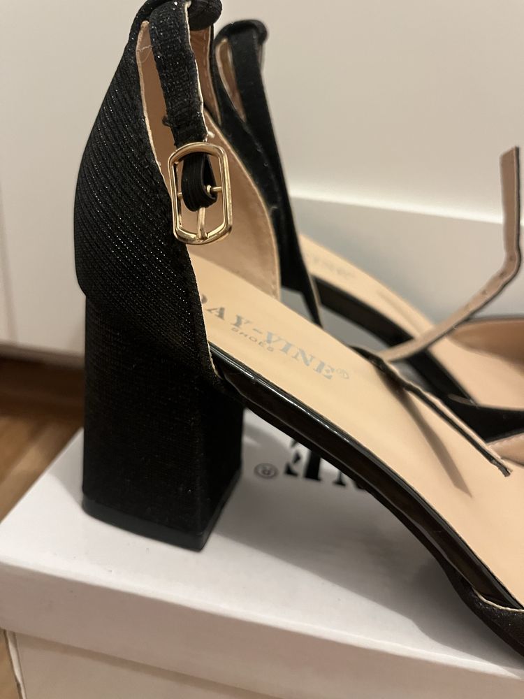 Sapatos de salto alto com brilhantes pretos