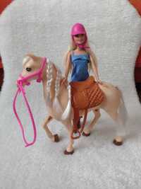 Zabawka koń z lalką