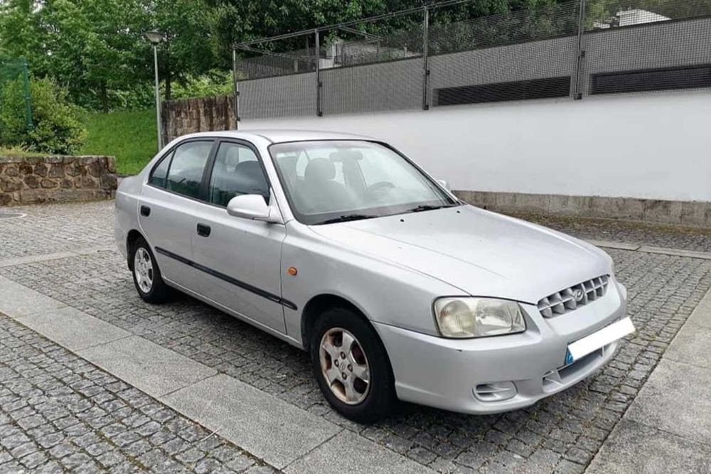 Hyundai Accent 2001 em excelente estado de conservação