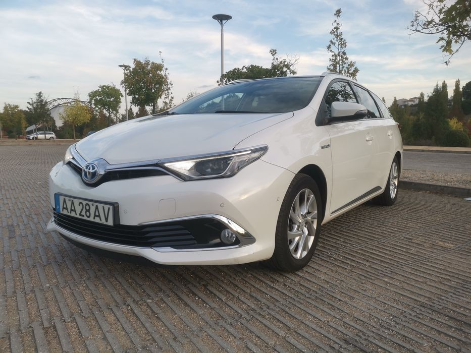 Toyota auris touring sports hybrid