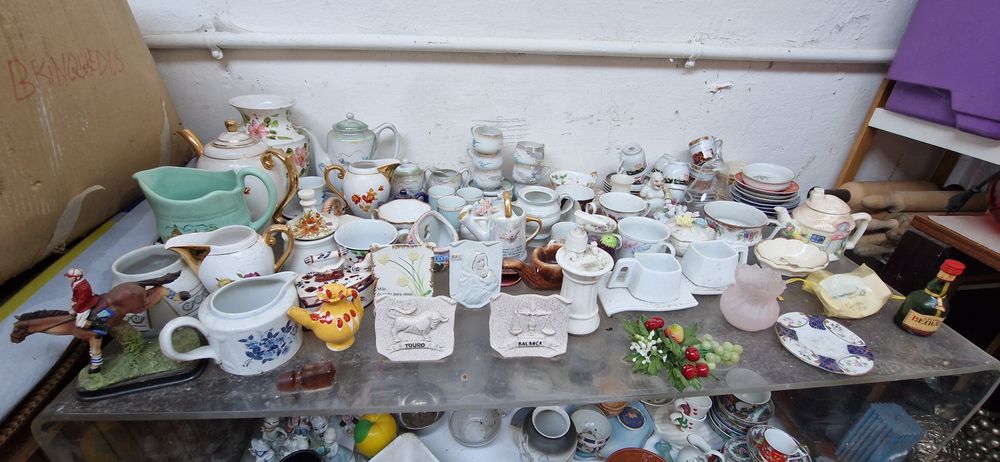 Várias peças de loiça