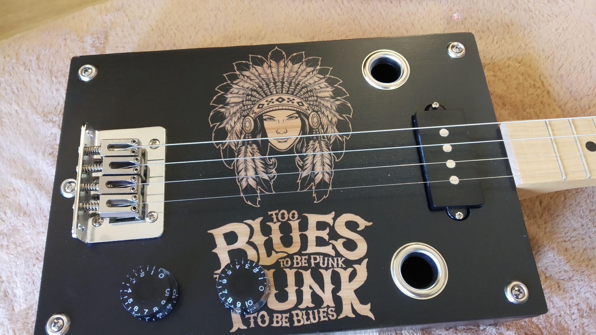 Guitarra cigar box 4 cordas