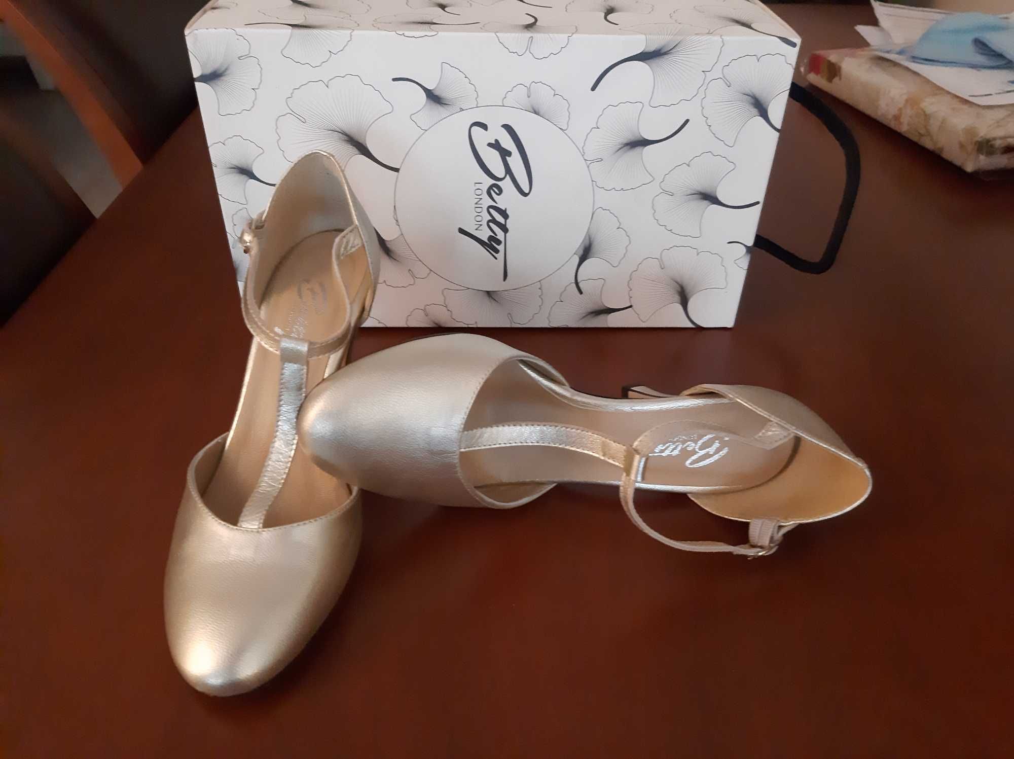 Sapatos de cerimónia em pele  dourada