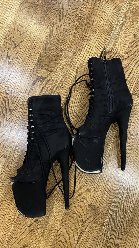 Стрипы Pleaser для танцев