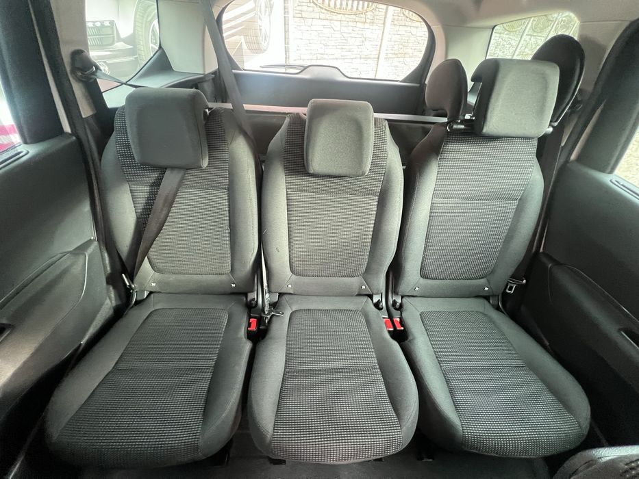 Сімейна машина в дуже гарному стані за всіма деталями телефонуйте