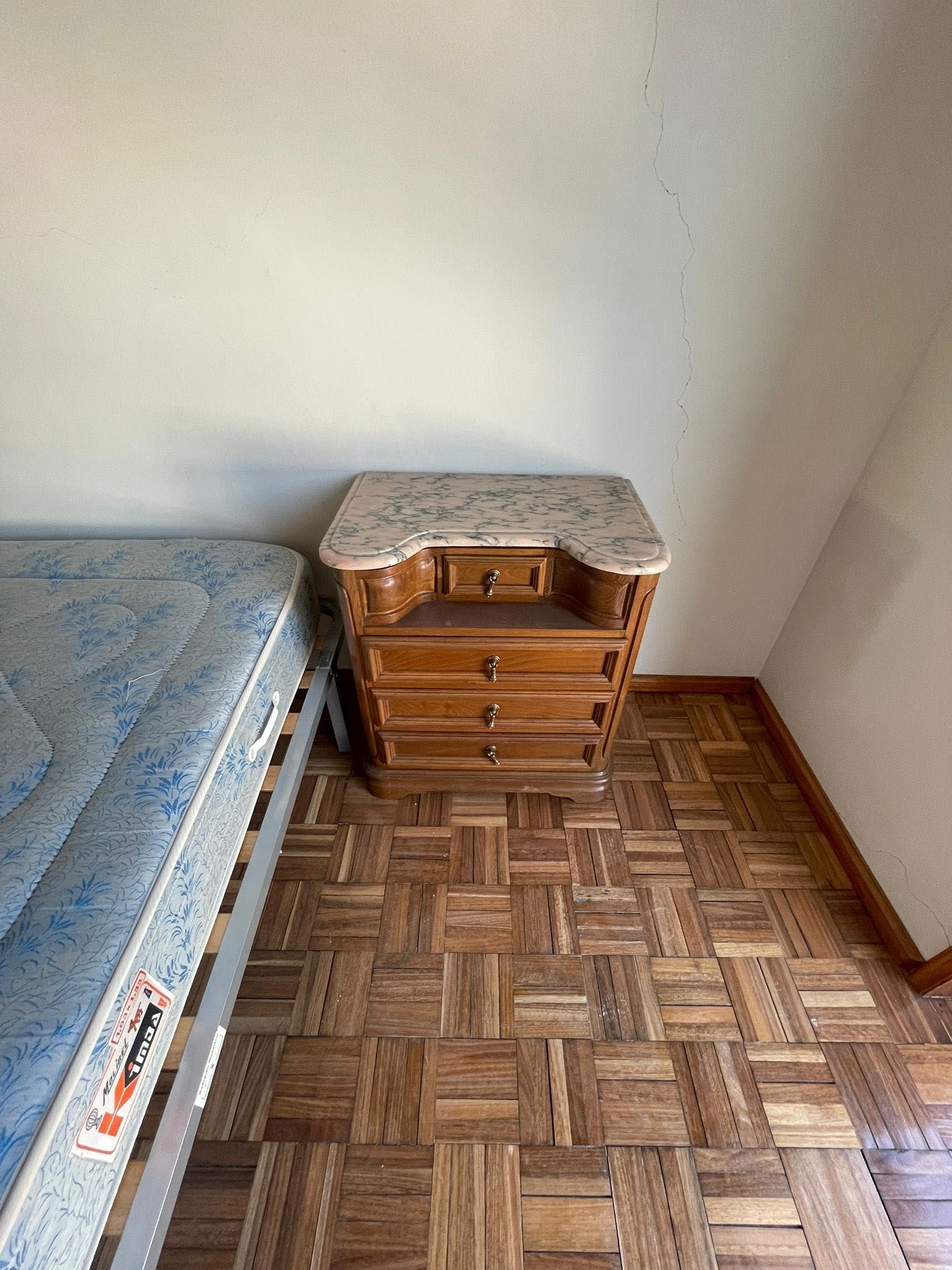 Quarto completo com cama, roupeiro e cómoda em madeira – tampo mármore