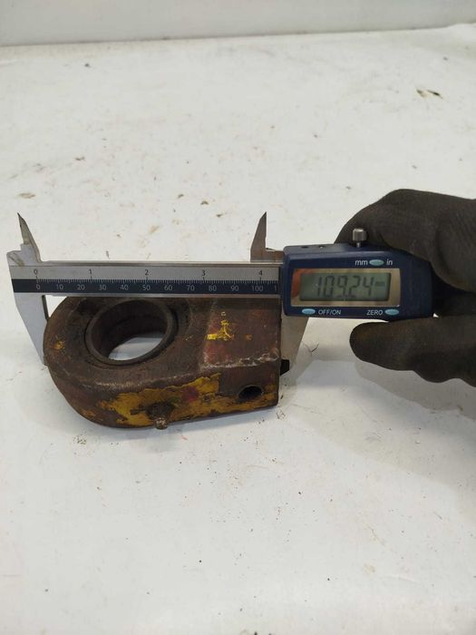 Ucho siłownika ładowacz skrzat Oryginał