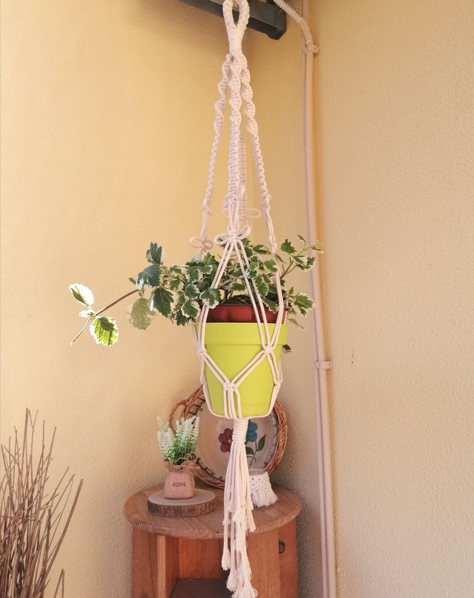 Suportes para plantas em macramé