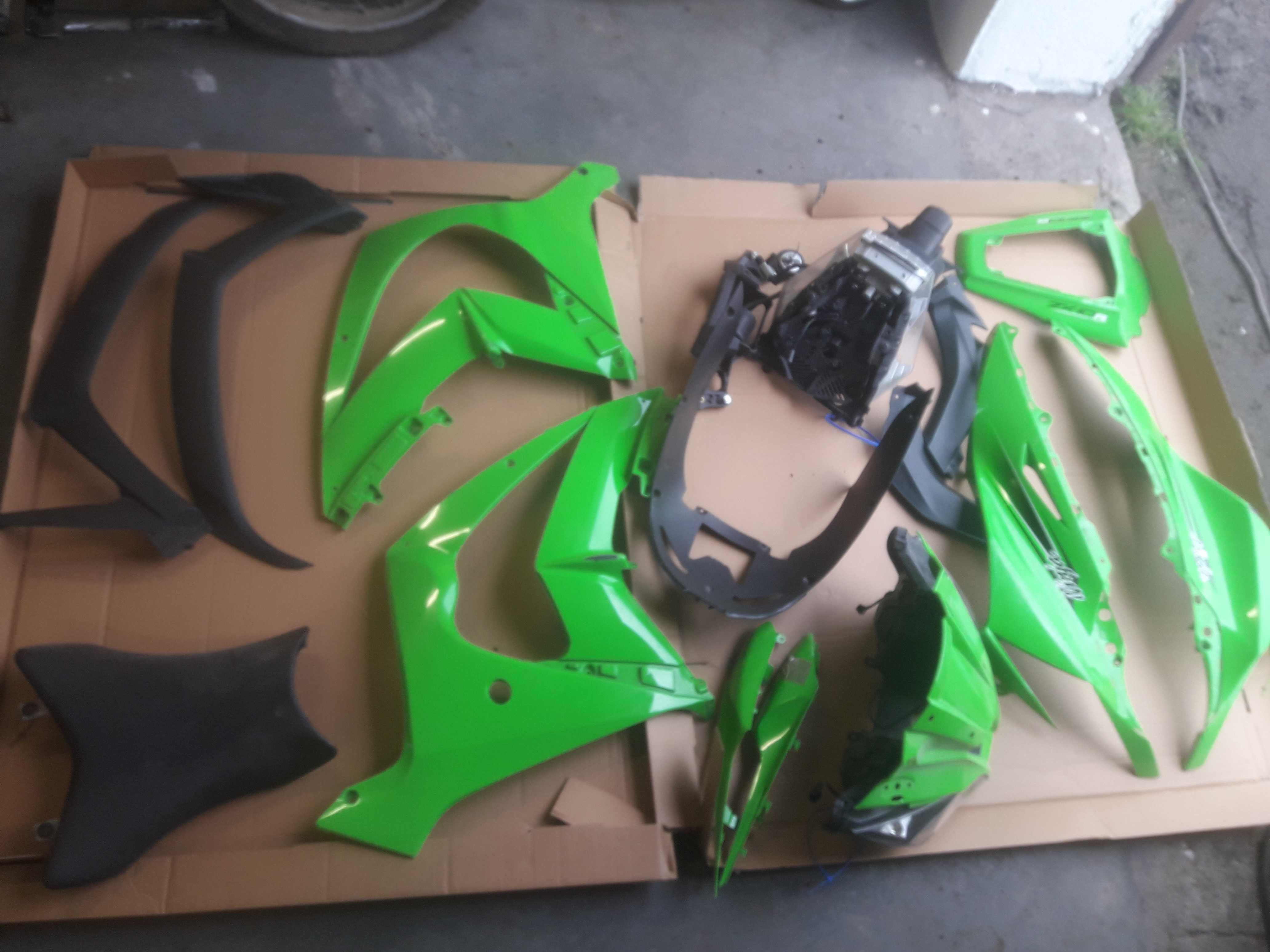 Kawasaki ZX10R ZX 10 2011- Czasza lampa bok ogon wypelnienie plastik