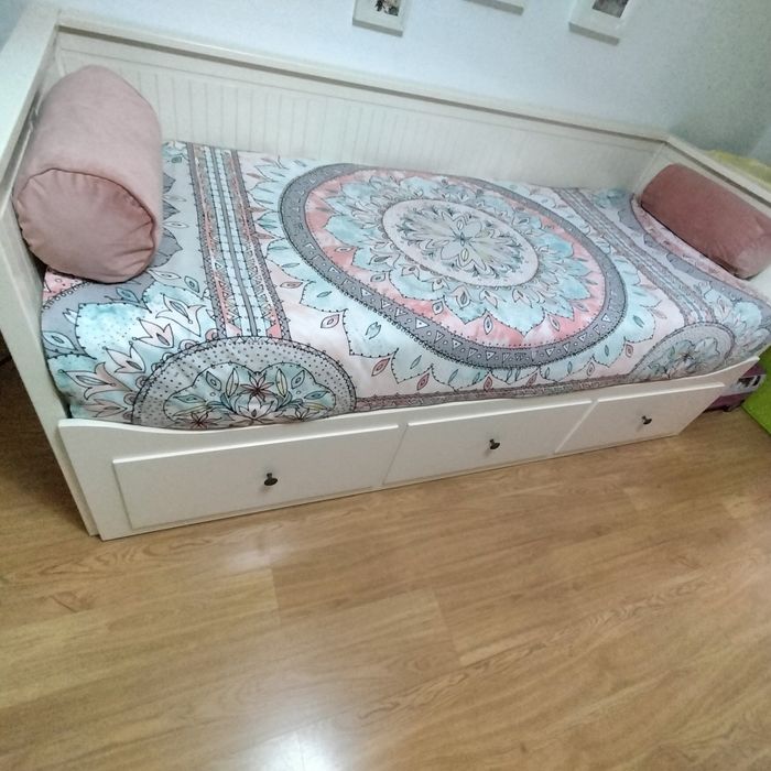 Cama Hemnes IKEA individual com 2 colchões mas pode abrir para o dobro