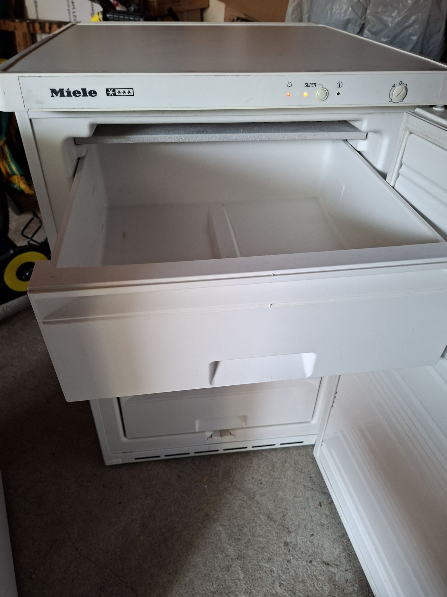 Zamraża Miele. 4 szuflady.