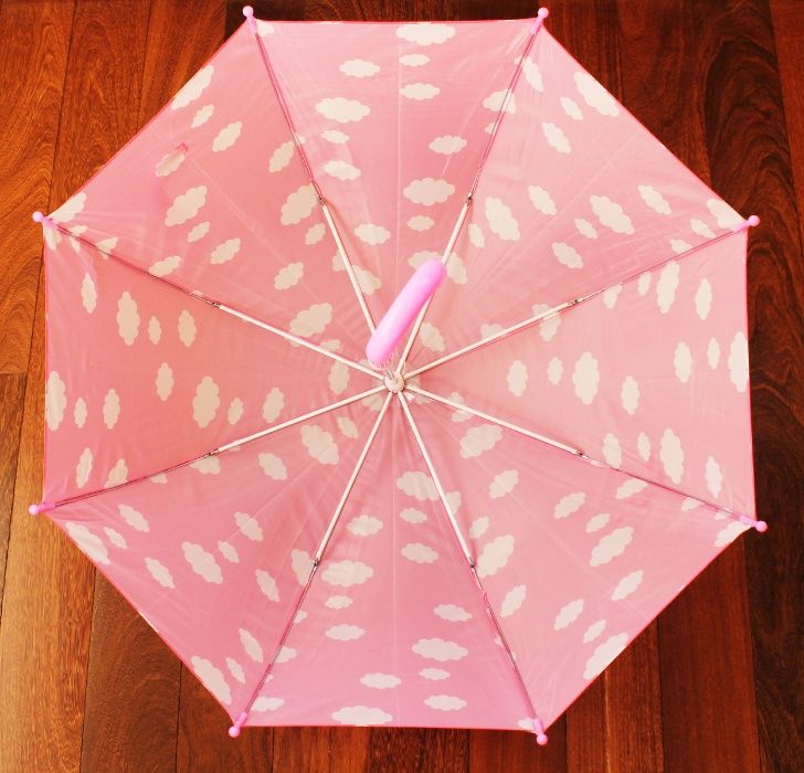 Guarda-chuva rosa de menina com estampado de nuvens do El Corte Inglés