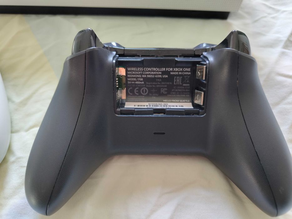 Xbox One S 500GB + 2 pady