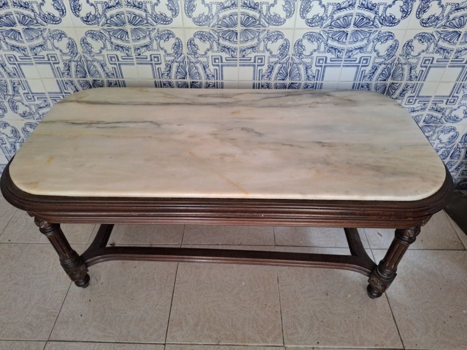 Mesa de estar em madeira e pedra