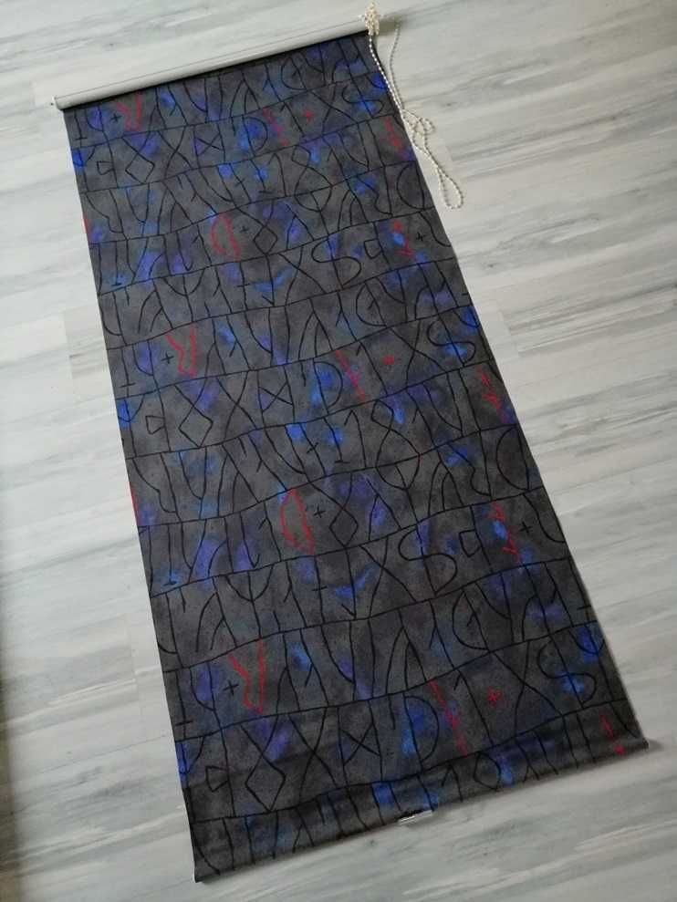 Roleta okienna materiałowa, wzorzysta. Ze wzorem run. ok. 70x150 cm.