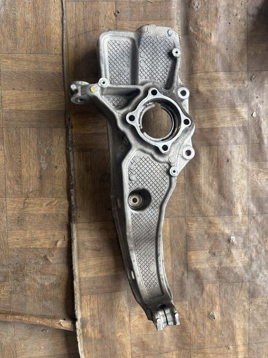 Цапфа, поворотний кулак на Tesla S