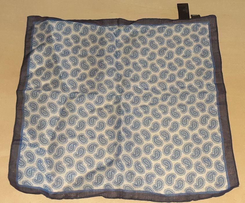 Varios Lenços - 1 é da marca Hugo Boss