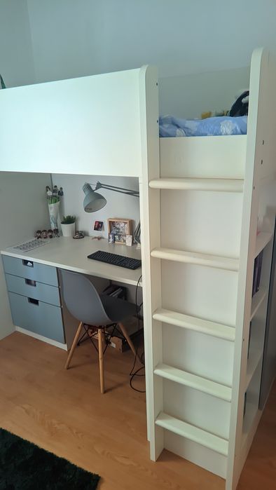 Camas com roupeiro e secretária em bom estado