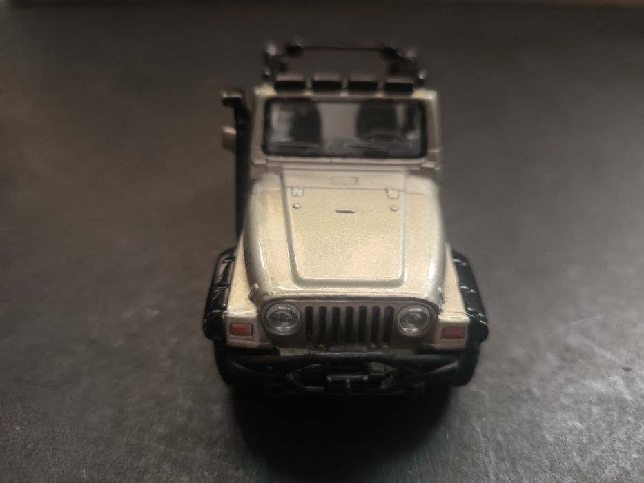 Miniatura de Jeep Rubicon em tom prateado.
