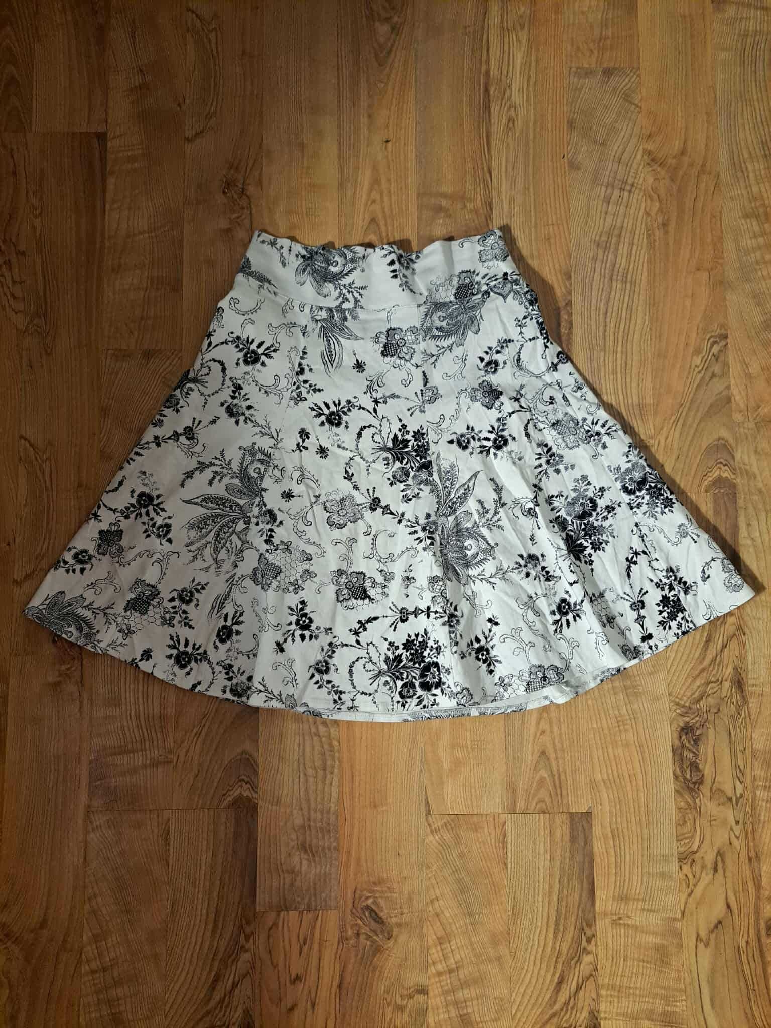 Spódnica SPUNK rozkloszowana biało-czarna kwiatowy wzór midi elegancka