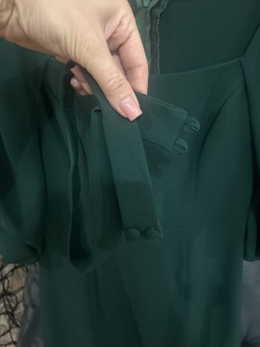 Сукня смарагдового кольору