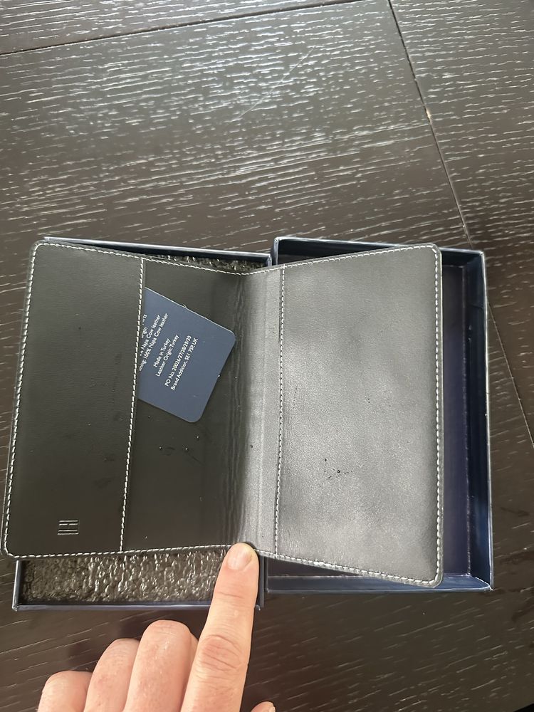 Etiu na paszport Tommy Hilfiger