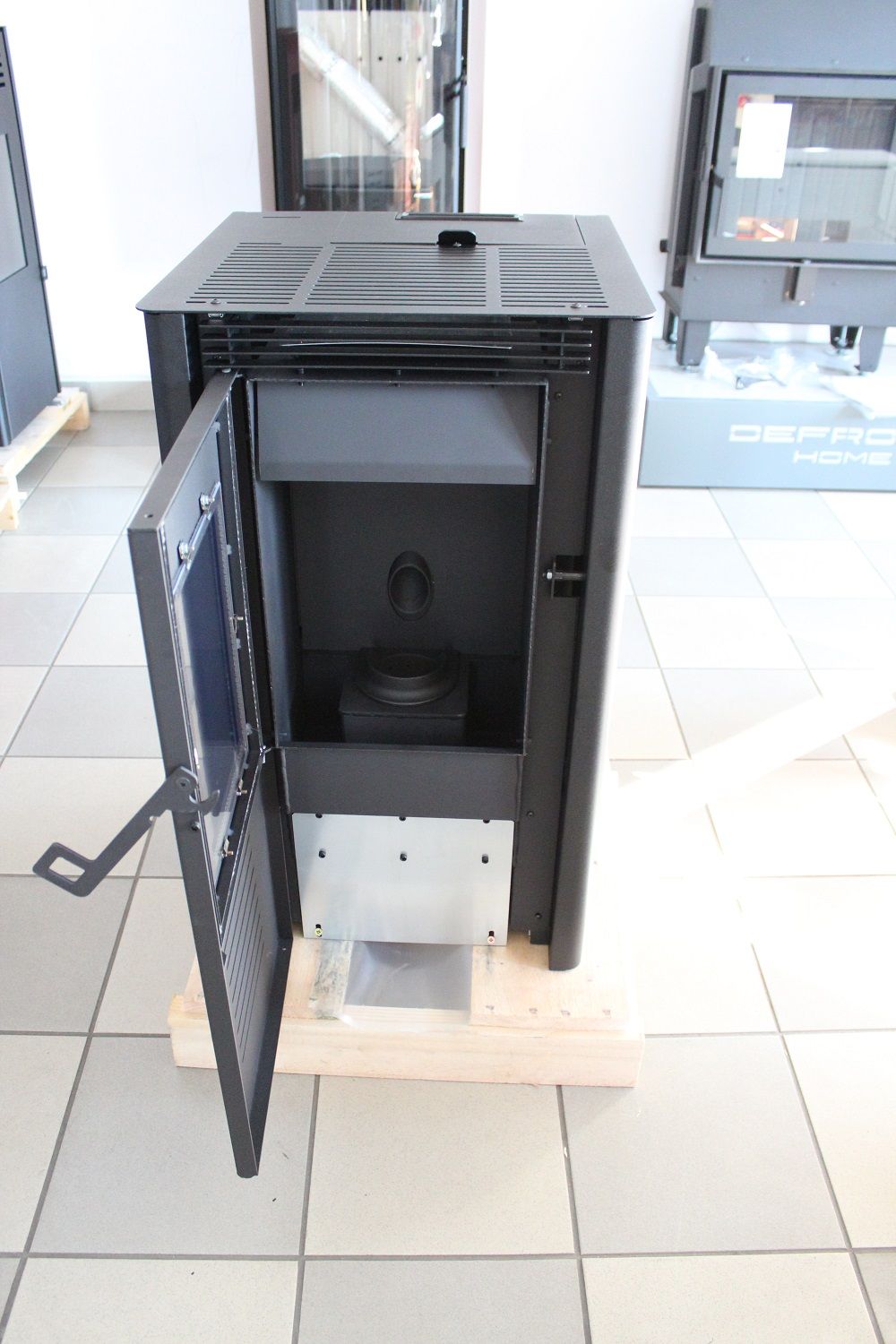 Mały cichy piecyk na pellet Nodo 4kW z nadmuchem