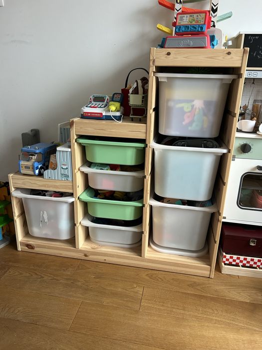 Drewniany regał Trofast schodki