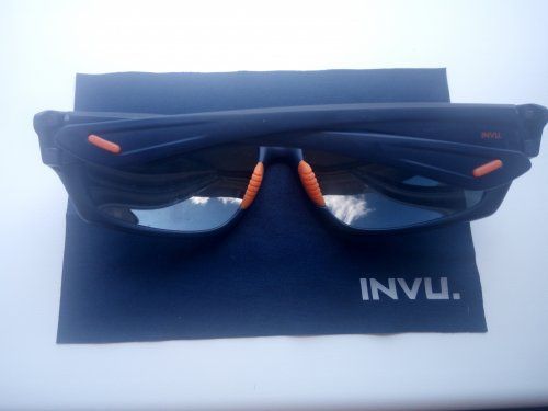 Солнцезащитные очки INVU с поляризационными линзами