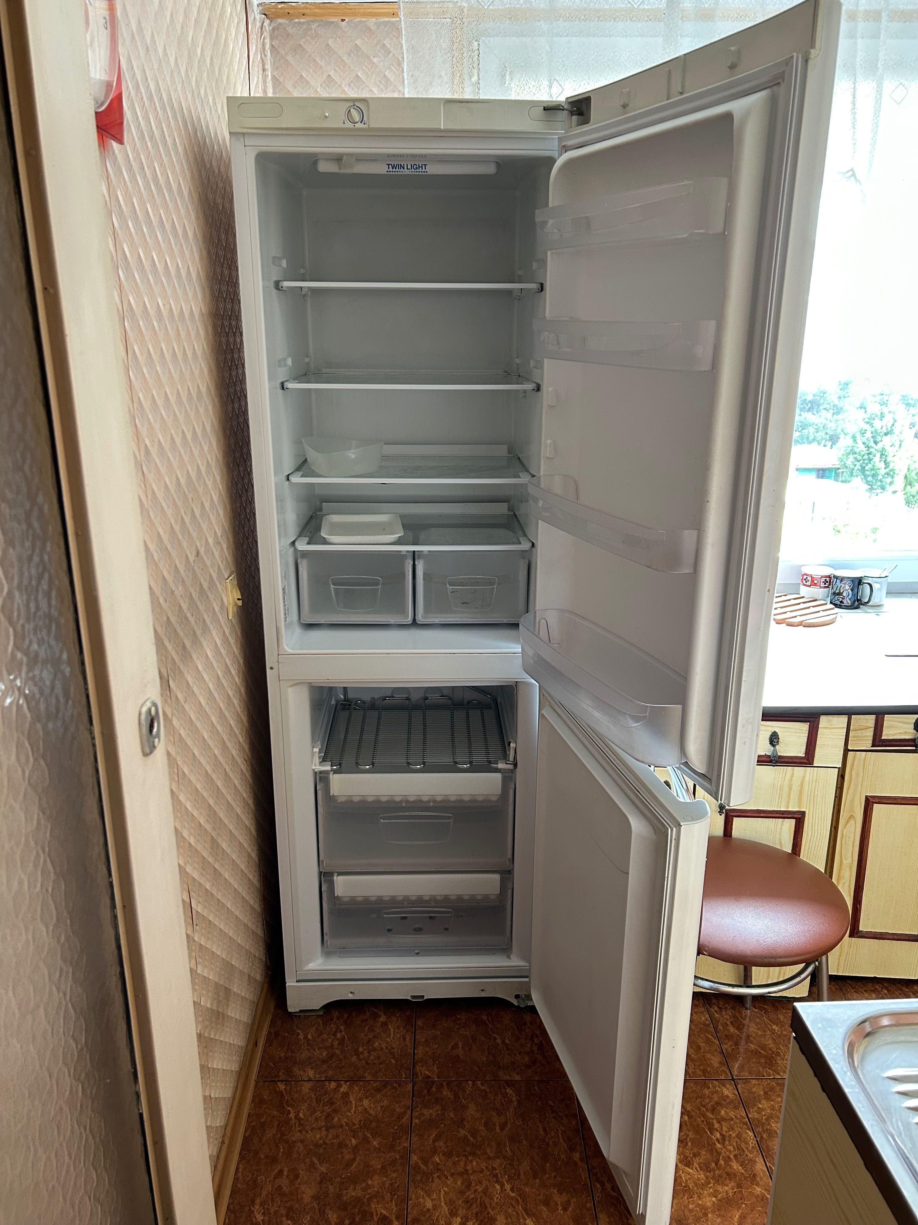 Lodówka biała Indesit