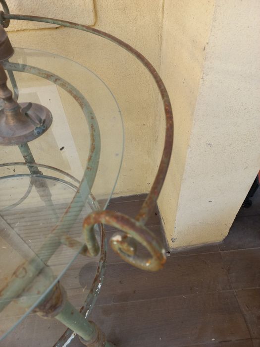 Estrutura de ferro de lavatório antigo