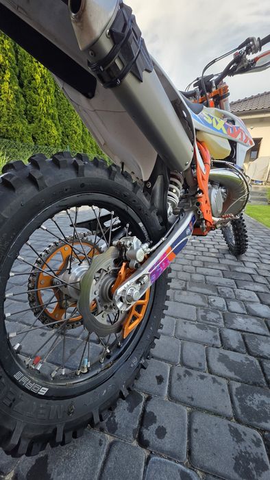 KTM 250 TPI Six Days 2T, dużo dodatków