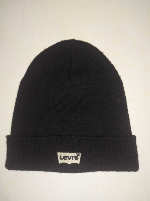 Шапка вязаная Levis оригинал двухслойная с подворотом.