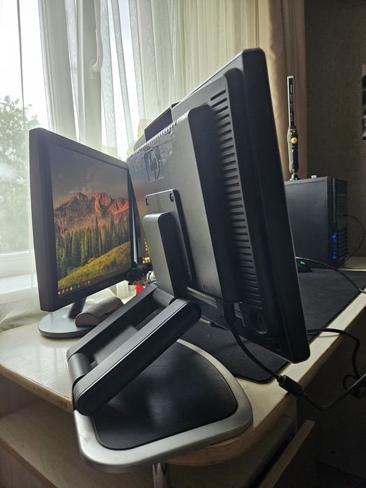 Монитор HP 1530 с динамиками