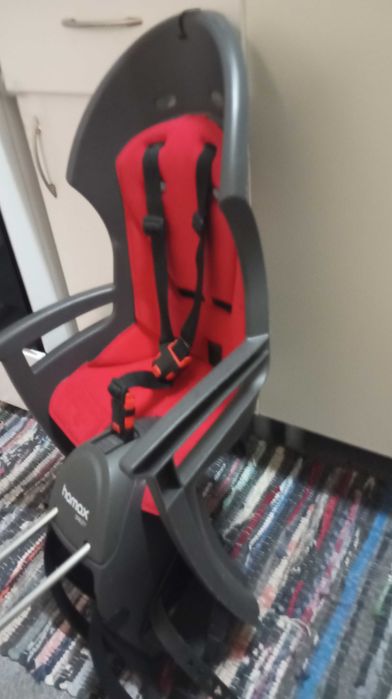 Cadeirinha de bicicleta incluso o capacete em ótimo estado de uso