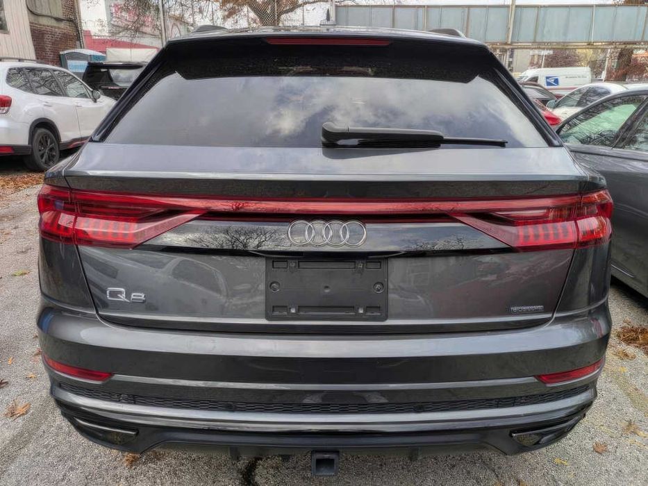 Audi Q8      2021