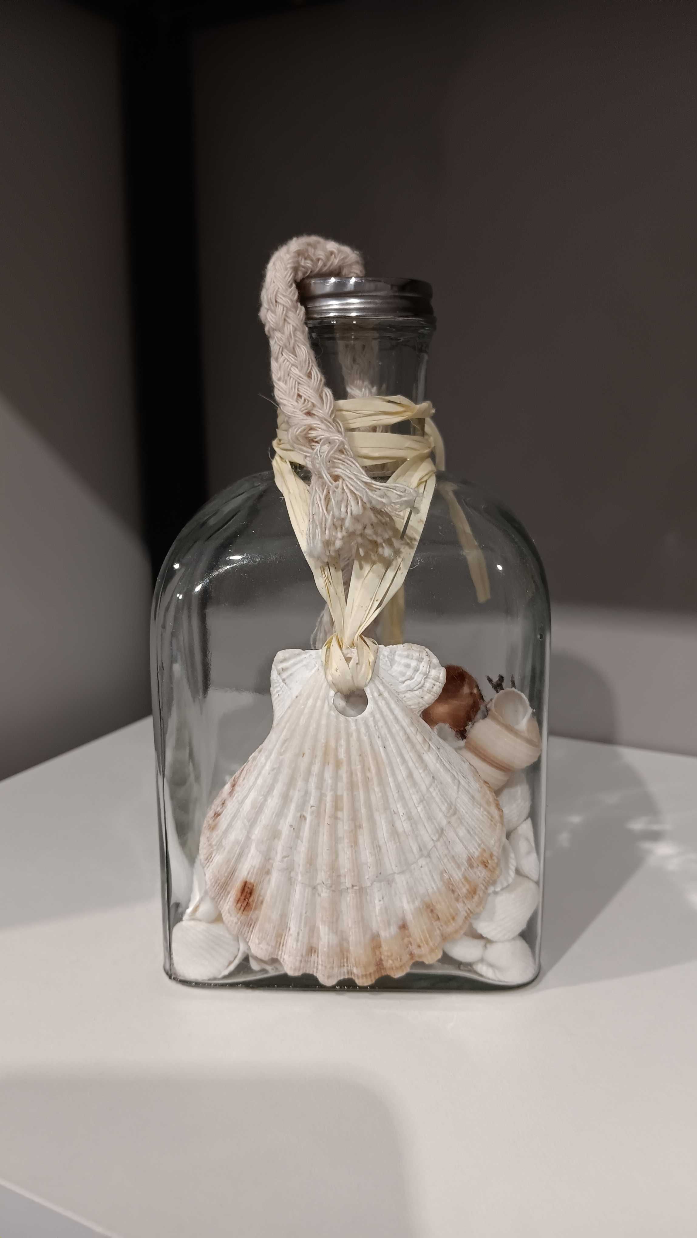 Butelka karafka z muszlami na wodę morską, piasek, dekoracja