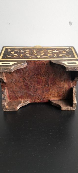 Fabulosa caixa com decoraçao embutida.