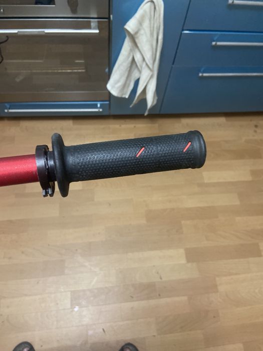 Мото руль rizoma ma008r красный с грипсами