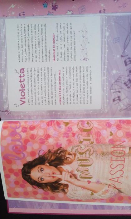 Livro com microfone da Violetta