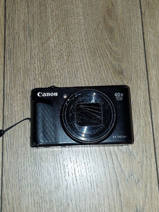 Canon SX740 HS..