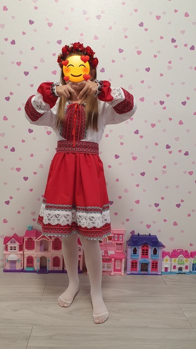 Набір вишитого одягу для дівчинки