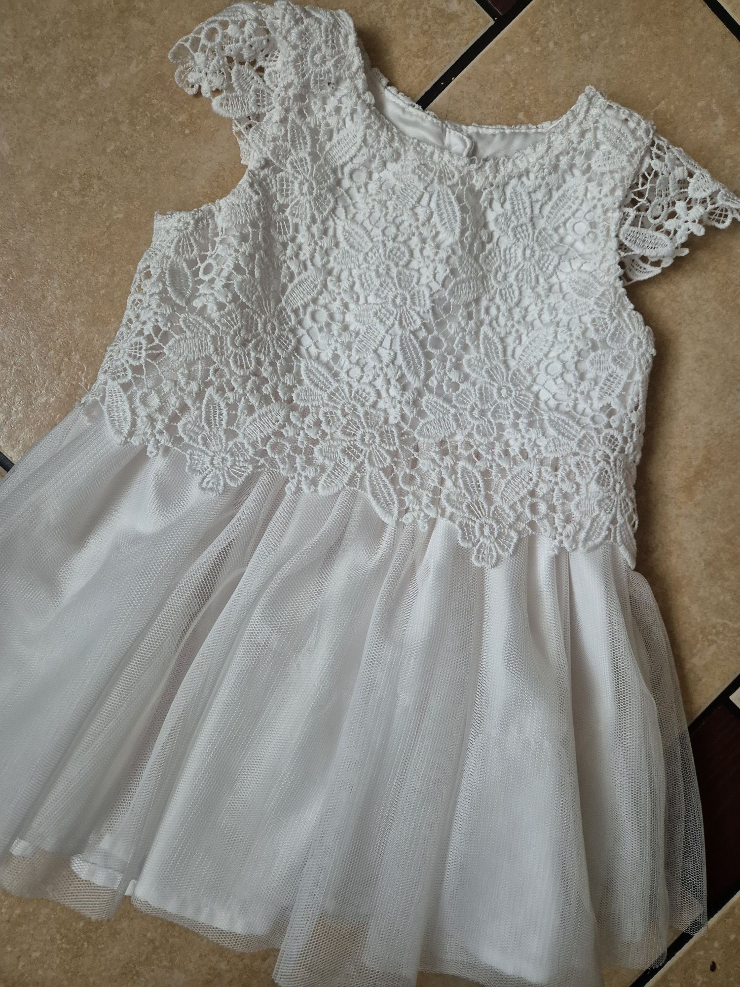 Piękna biała sukienka z koronką i tiulem 68 cm Primark