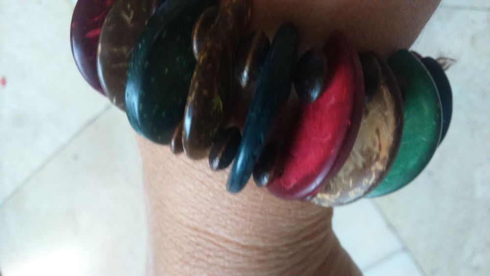 Colar e pulseira em madeira impecáveis