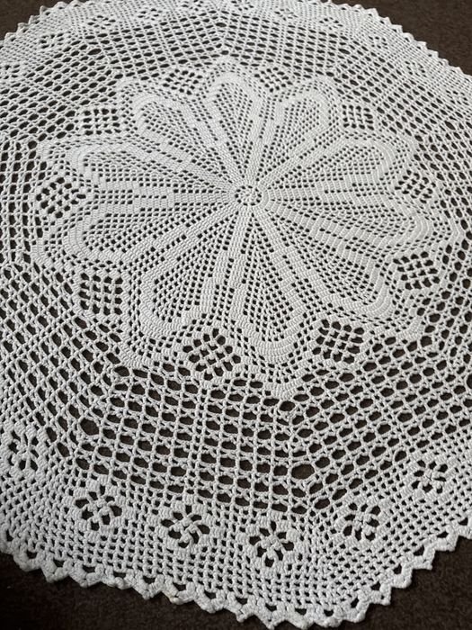 Obrus okrągły szydełkowy rękodzieło do kolekcji