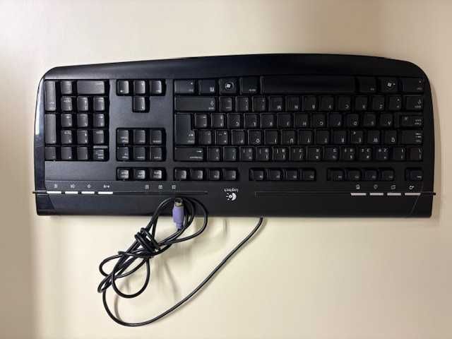Teclado Logitech com cabo incorporado - usado