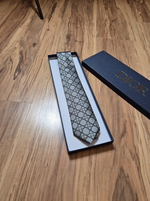 Szary / srebrny krawat Dior jedwabny